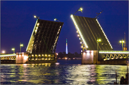 Проход под разводными мостами Санкт-Петербурга